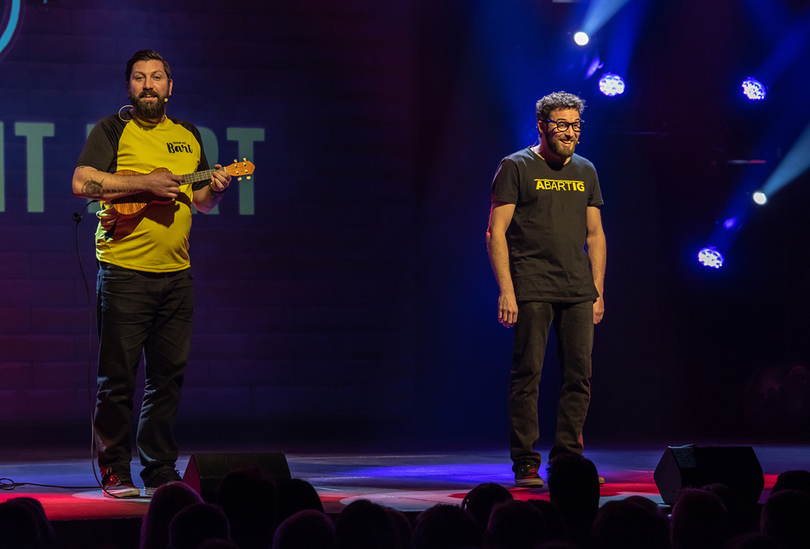 Zwei Comedians mit Ukulele auf der Bühne