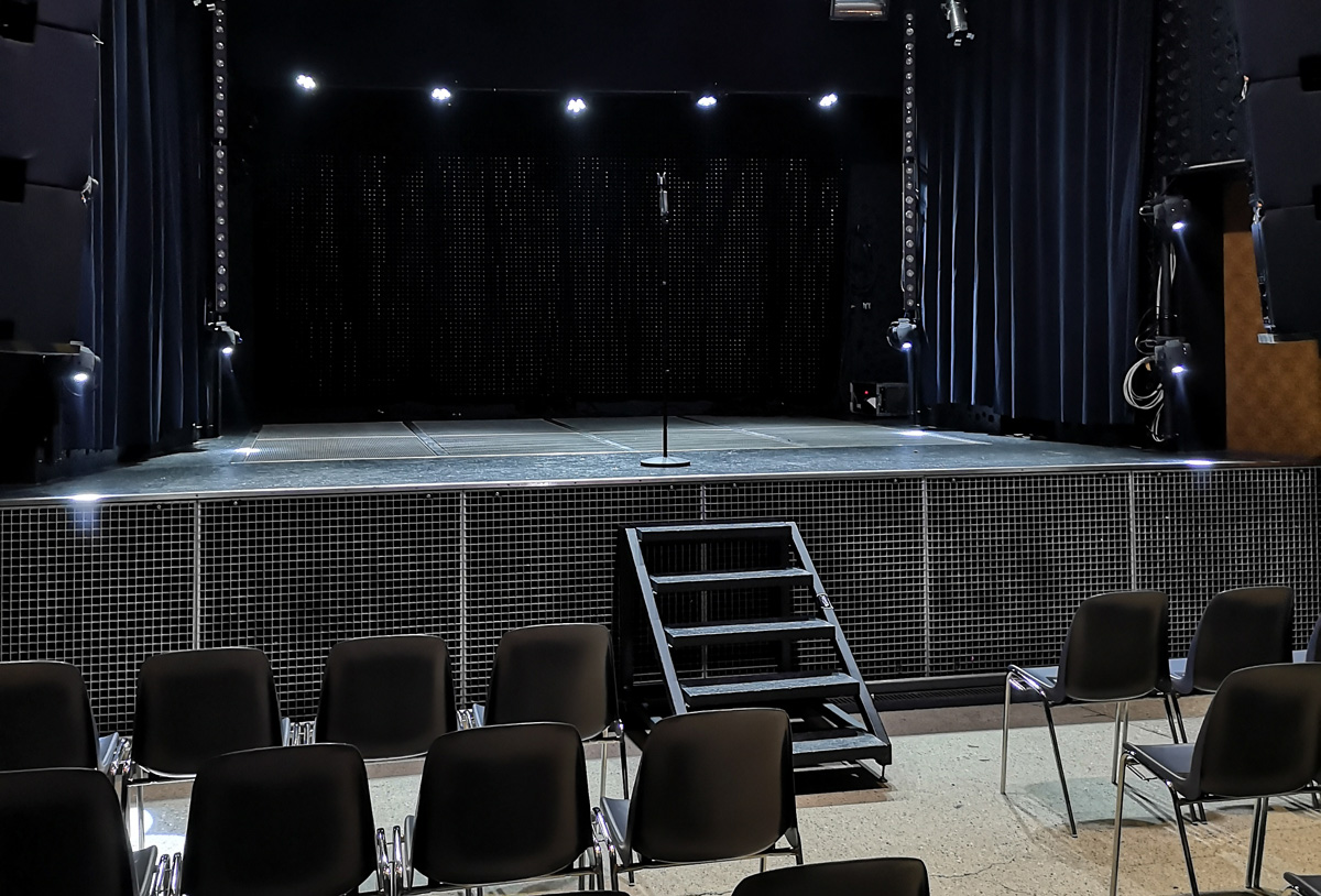 Bühne mit Mikrofon und Stühlen