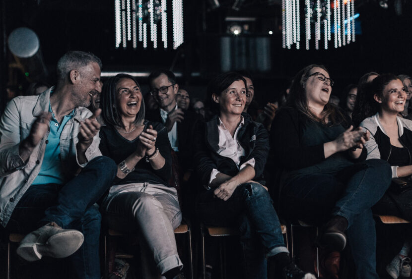 Zuschauer lachen bei Comedy im KUGL