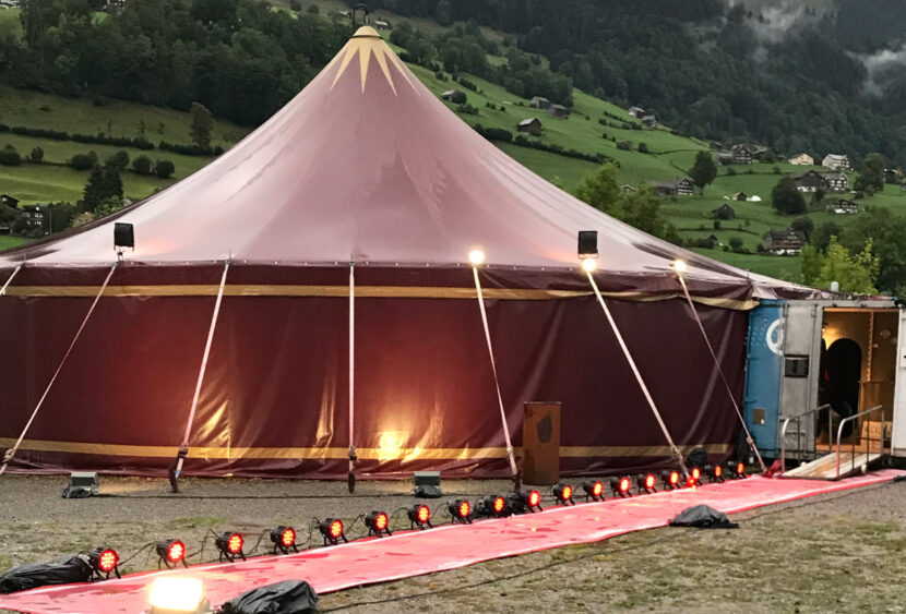 Rotes Zirkuszelt mit rotem Teppich