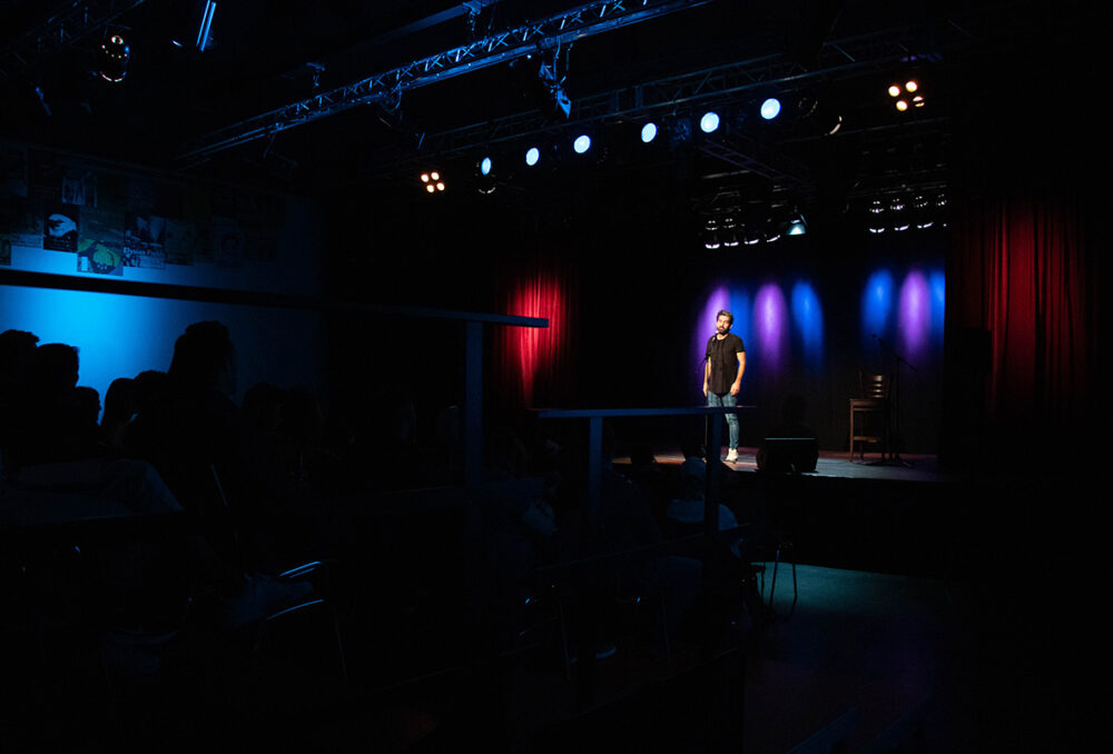Comedian auf einer Bühne